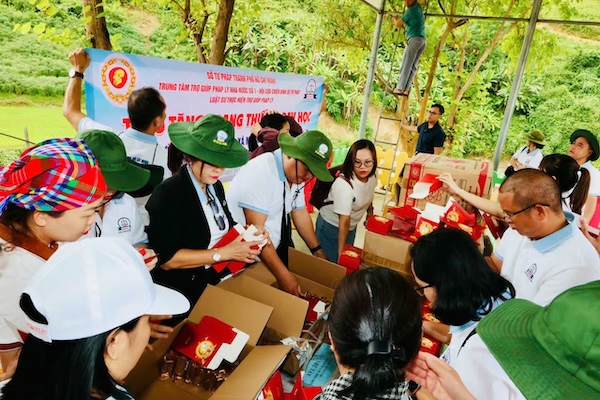Trung tâm TGPL trao tặng trang thiết bị dạy học và khu vui chơi cho Trường mầm non Pá Vạt